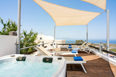 Cycladic apartment in the centre of Oia Village.<br />steps from the famous "cal Greece Cycladic apartment with jacuzzi Entire rental unit vacation rental 39620095