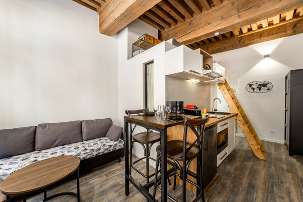 Ideally located on the Lyon peninsula, a stone's throw from shops and bars, a fo  Ideal studio in the heart of Lyon Entire rental unit vacation rental 633697344001782418