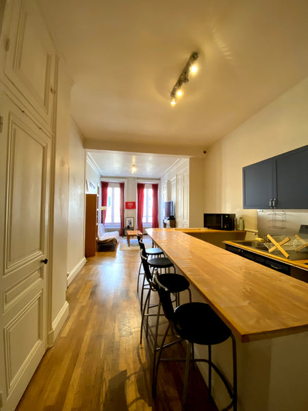 Bel appartement traversant situé dans une rue calme en plein centre de Lyon à de Lyon, France Appartement avec balcon idéalement situé au centre Entire rental unit vacation rental 763598970194970549