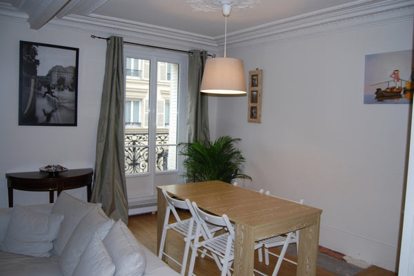 Charming parisian flat ideally located in a nice neighbourhood in quartier Dague Paris, France Charming and calm apartment Entire rental unit vacation rental 5764899