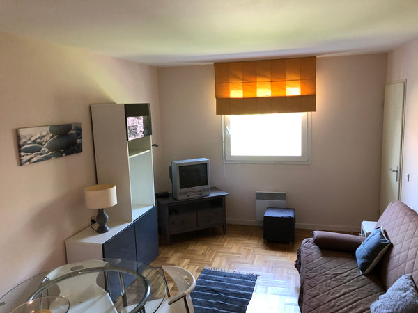 T2 de 40 m² situé au 1° étage d'une belle résidence très calme et arborée dans u  T2 barrière du Médoc au Bouscat, idéal étudiant Entire rental unit vacation rental 34610042
