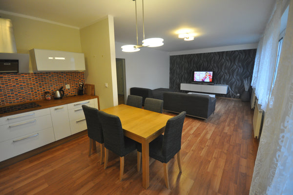 Mé ubytování je skvělé pro páry, rodiny (s dětmi) a velké skupiny. Suitable for   Apartment Jeseniova 90m2 with Garage Praha 3 Entire rental unit vacation rental 13661468