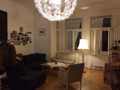Das 30m2 große Zimmer ist mit einem großen Schreibtisch, einen Queensize-Bett un Vienna, Austria Riesiges Altbauzimmer mit Parkett direkt an U4 Private room in rental unit vacation rental 23098780