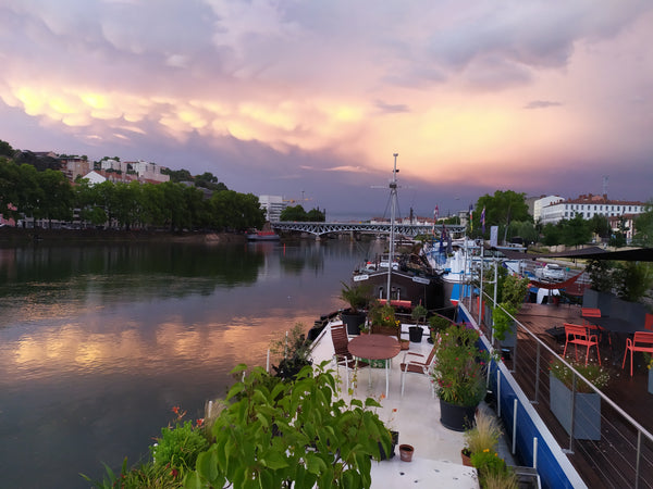Nous vous accueillons à bord de notre bateau LIBERTÉ amarré sur les quais de Saô Lyon, France Chambre 2 à 4 couchages Private room in houseboat vacation rental 29680953