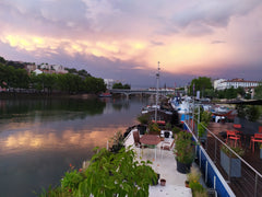 Nous vous accueillons à bord de notre bateau LIBERTÉ amarré sur les quais de Saô Lyon, France Chambre 2 à 4 couchages Private room in houseboat vacation rental 29680953