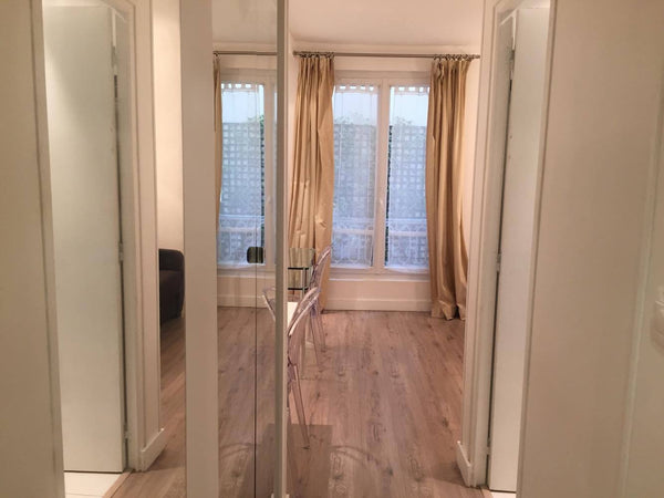 Bordeaux, France Ravissant studio au cœur de St Germain des près Entire rental unit vacation rental 29775110