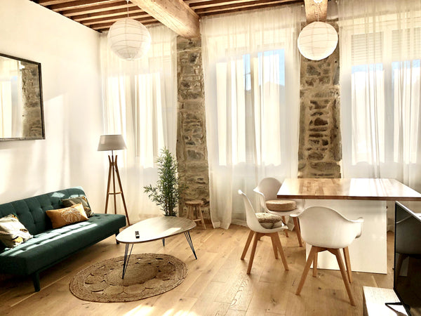 Très bel appartement typique de lyon, idéalement situé sur la colline de Fourviè Lyon, France ★ Le Canut de St Just ★ Fourvière et vieux Lyon Entire rental unit vacation rental 54090298