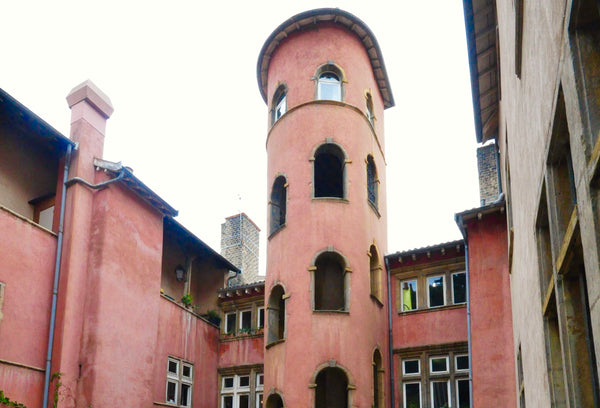 Cet atelier d’artiste est situé tout en haut de la Tour Rose, au 4ème étage sans Rochetaillée-sur-Saône, France Studio avec vue en haut de la Tour Rose Vieux Lyon Entire rental unit vacation rental 29605389