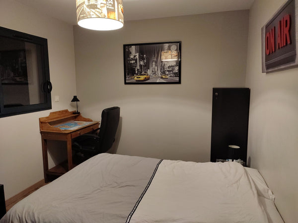 Je vous propose une chambre de 12m2 et sa salle de bain privative agréable et lu  Mérignac, chambre privative dans agréable maison de ville Private room in townhouse vacation rental 53233546