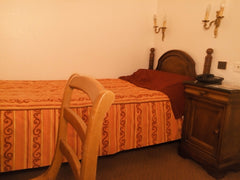 Chambre Single privative avec salle de bain dans un hôtel de tourisme 2 étoiles,  Chambre pour 1 personne Room in hotel vacation rental 23321708