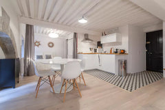 Au coeur de Lyon, entre place des Terreaux et le Vieux Lyon, cet appartement de   APPARTEMENT LYON TERREAUX Place SATHONAY Entire rental unit vacation rental 21587229