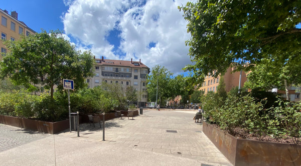 Ce logement unique est proche de tous les sites et commodités, ce qui facilite l  Charmant studio atypique x roussien Entire rental unit vacation rental 51860972