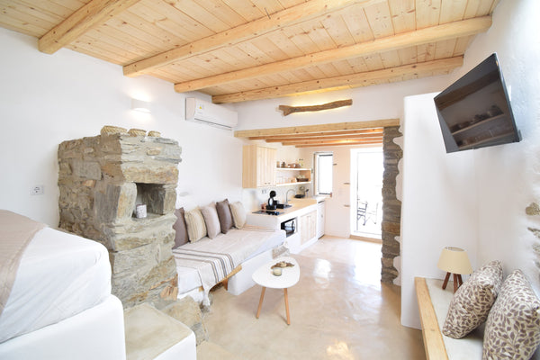 Big spacious apartment, that has a  lounge area with a  sofa ,a kitchen , a bedr  Couples retreat in Paros - Away from it all ! Entire rental unit vacation rental 647783691421503145