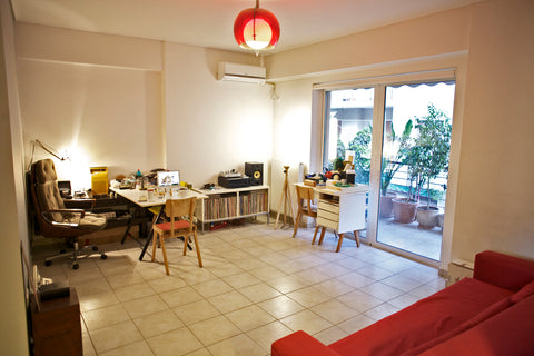 A bright entire apartment with a green balcony, nearby the center of Athens and  London, United Kingdom Cool apartment for urban lovers Entire rental unit vacation rental 484852