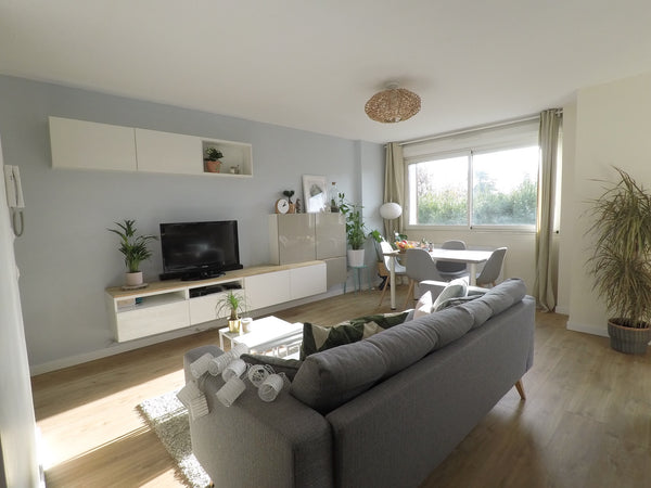 Bordeaux, France Lumineux T3 au pied des commerces Entire condo vacation rental 33610080