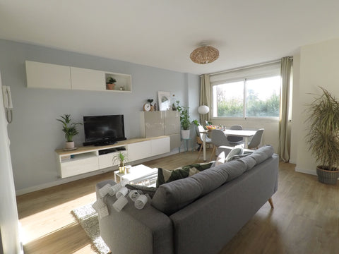  Bordeaux, France Lumineux T3 au pied des commerces Entire condo vacation rental 33610080