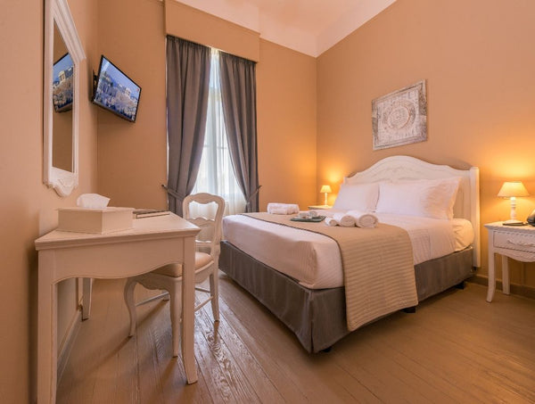Comfort Double Room is 16sm2 with classic decoration and a comfortable queen bed GR Comfort Double Room | Plaza View (Kidathineon) Room in hotel vacation rental 22096304