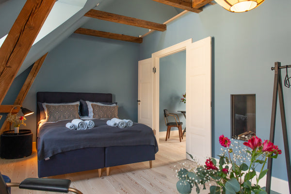 To mindre lejligheder udlejes samlet. Lejlighederne ligger ved siden af hinanden  Central beliggenhed i gammelt renoveret byhus Entire condo vacation rental 51338266
