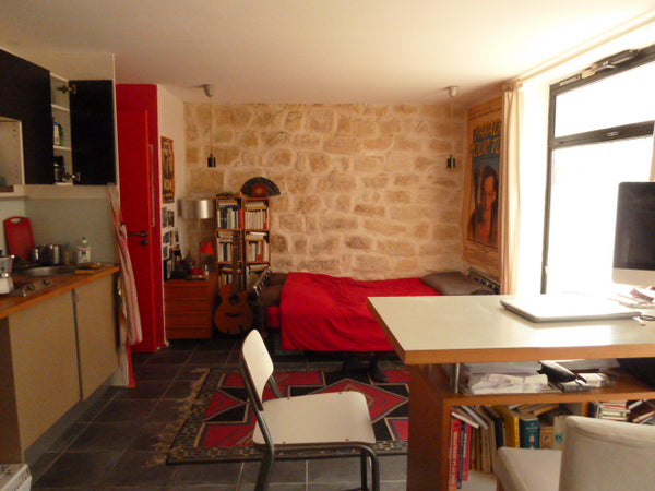 Le studio se compose d'une grande pièce lumineuse comprenant un lit double, un c Paris, France Studio à Ménilmontant Entire rental unit vacation rental 23426079