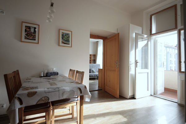 Byt se nachází v klidné části Dejvic na příjemném náměstíčku s fascinujícím výhl  Krásný a slunný byt s výhledem na hrad Entire rental unit vacation rental 33968344