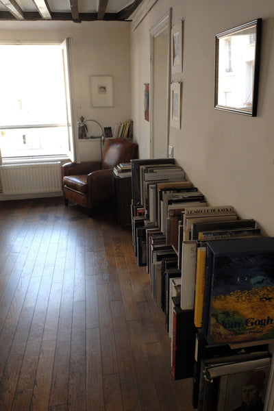 Bonjour, je vis dans la magnifique île Saint-Louis.<br />Que dire? On descend, o Paris, France Ile St-Louis. Quiet, bright, charm. Entire rental unit vacation rental 8497058