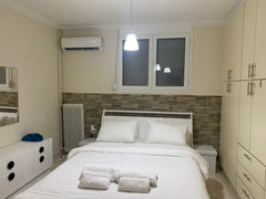 Dispone de una cama doble  y almohadas de calidad, copas para vino, y todo tipo  Athens, Greece Apartamento completo, cómodo y limpio en Athens. Entire condo vacation rental 50452646