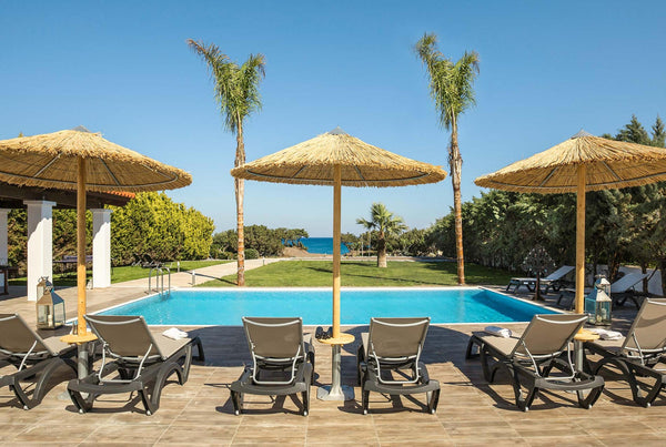 Within strolling distance of a couple of chilled out beach bars serving cocktail Maidstone, United Kingdom Nicely positioned between two relaxing beach bars Entire villa vacation rental 37259471