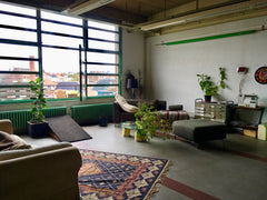 Loft de 400m² spacieux et lumineux dans un ancien batîment industriel. Toutes le Dinant, Belgium Chambre double dans un loft spacieux Private room in loft vacation rental 44400087