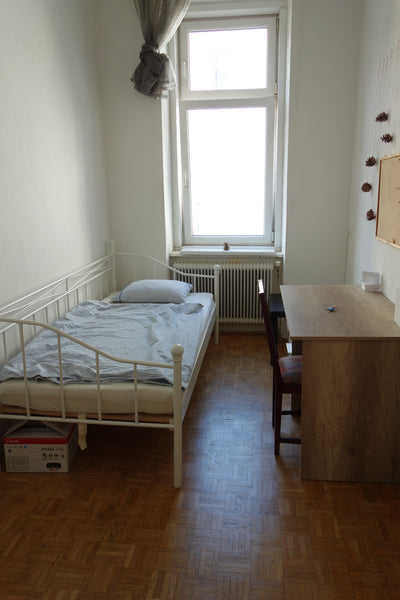 Cosy room for one person close to the city center. The flat is located in histor Vienna, Austria Cosy room close to the city center Private room in rental unit vacation rental 19929287