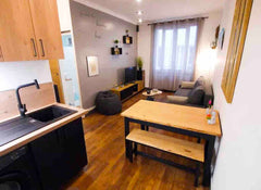Détendez-vous dans ce logement calme et élégant. Idéal voyageurs voulant découvr Lyon, France SANS SOUCI au pied du métro Entire rental unit vacation rental 721031596086846160
