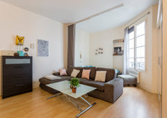 L'appartement dispose d'une salle à manger avec coin chambre, une cuisine toute  Paris, France Parfait appartement près du Louvre ! Entire rental unit vacation rental 19726196