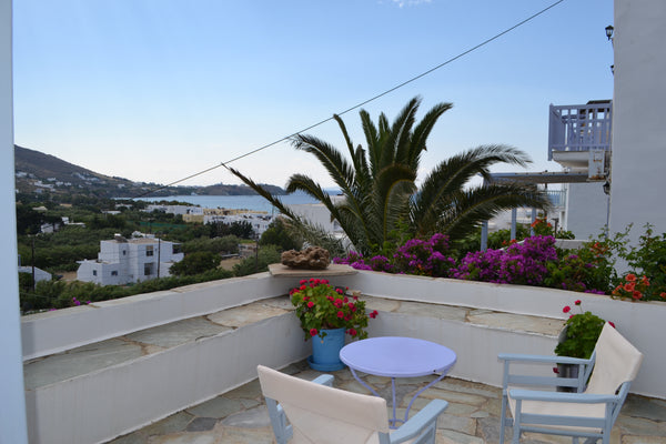 Wide apartment in Kionia village, in pure cycladic architecture. A big balcony i Grecia, Costa Rica House Studio Ioanna Cycladic home vacation rental 18997940