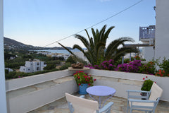 Wide apartment in Kionia village, in pure cycladic architecture. A big balcony i Grecia, Costa Rica House Studio Ioanna Cycladic home vacation rental 18997940