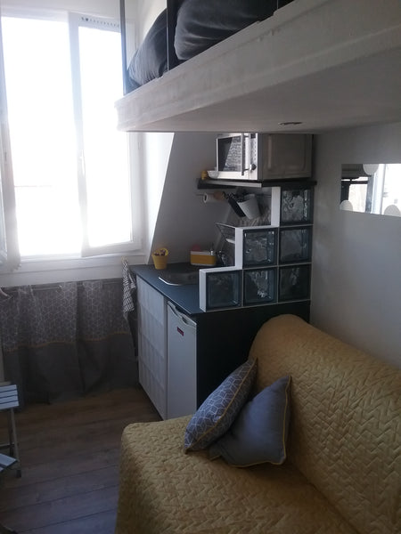 Functional flatlet, comfortable and quirky in the heart of Paris, completely ren  Charming 107 ft2 flatlet at Madeleine Entire rental unit vacation rental 15110831