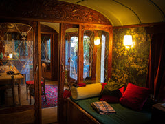 Onze ruime woonwagen is een plaats van schoonheid en rust vlak bij het historisc Ghent, Belgium Sfeervolle woonwagen in  stadstuin met zwemvijver Tiny home vacation rental 53251143