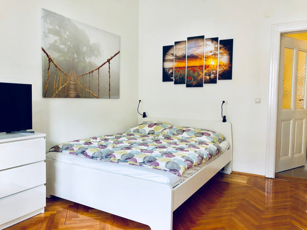 x) classical victorian building with 3m high ceilings in a very quiet side stree  D3 City Apartment close to city centre Entire rental unit vacation rental 41902289