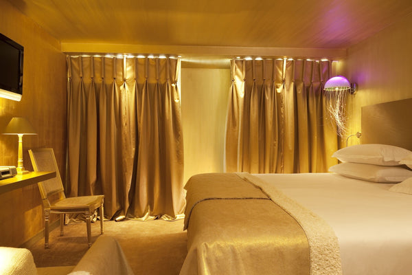 Whether with its gold leaf paint or silver-toned curtains, the Gold or Silver ro Paris, France Gold - Silver Room for 2 in the heart of Paris Room in hotel vacation rental 29526661