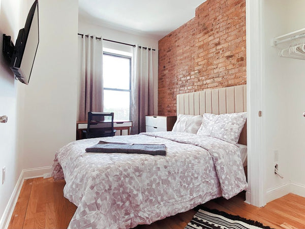 - Furnished room, 2 HUGE closets, new hardwood floor, in a 4 bedroom, 2 bathroom New York, NY Serviced apartment in Queens · 1 bedroom · 1 bed · 2 shared baths Private room in serviced apartment vacation rental 51343497