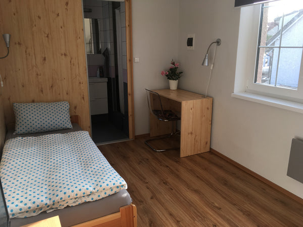Náš rodinný dům se nachází ve velmi klidné čtvrti Dolní Chabry v Praze 8. Doprav Prague, Czechia Pension u Knížků Private room in home vacation rental 4629662