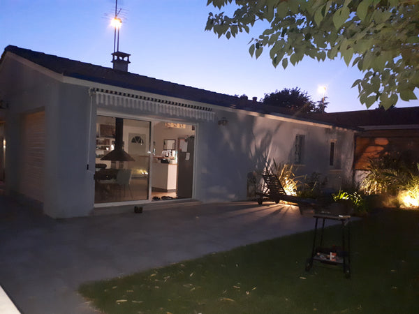 Une belle pièce de vie de 50 mètres carré .<br />Un jardin refait à neuf par un  Le Haillan, France Superbe maison au haillan avec spa Entire home vacation rental 39935460