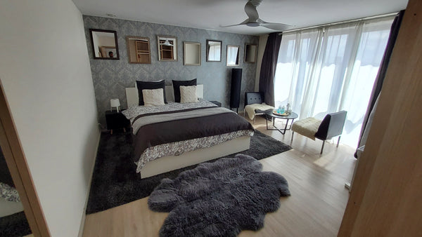 Chambre situé au 4ème étage d'une maison familiale. <br />Chambre comprenant un   Chambre privée et sa salle de bain 4ème étage Private room in bed and breakfast vacation rental 585425432831541120