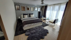 Chambre situé au 4ème étage d'une maison familiale. <br />Chambre comprenant un   Chambre privée et sa salle de bain 4ème étage Private room in bed and breakfast vacation rental 585425432831541120
