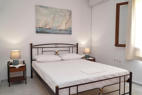 "Dipla Se Ola" is a spacious 3-bedroom maisonette house, located at the most cen  Dipla Se Ola - 3BR Apartment in Naxos Town center Entire rental unit vacation rental 44518959