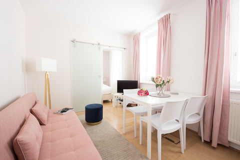 A fully furnished apartment, with an excellent location. The flat is convenientl  Charming Petit Flat - walking mins to city centre Entire rental unit vacation rental 53538705