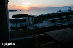 To σπίτι βρίσκεται στην κορυφή ενός χαμηλού λόφου κ ανήκει σ'ένα συγκρότημα κατο Argyroupoli, Greece Sunset view and sea view house with shared pool Cycladic home vacation rental 36643694