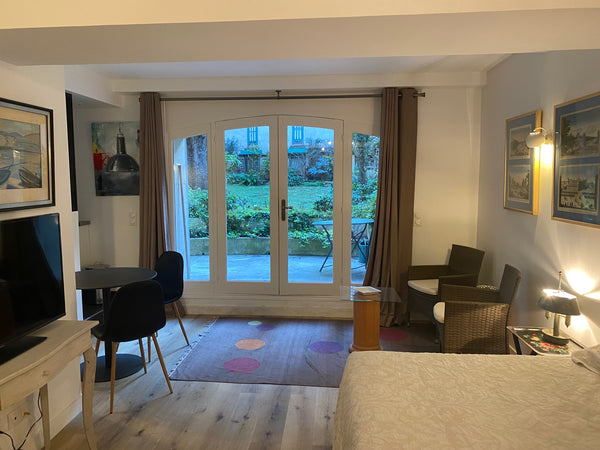 Grande pièce avec terrasse privative donnant sur un jardin. Avec cuisine et sall Paris, France Paris : Studio avec terrasse sur jardin Private room in rental unit vacation rental 15991691