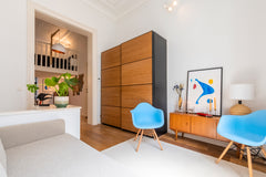 Appartement avec une chambre et un canapé lit ainsi qu'un lit pour bébé. La sall Groenendaal, Belgium Charming flat in the centre of Brussels Entire rental unit vacation rental 19396612