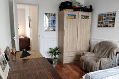 Lumineux et traversant, l'appartement est situé au 6ème étage d'un immeuble très Paris, France 3 pièces lumineux au pied de la coulée verte Entire rental unit vacation rental 28508545
