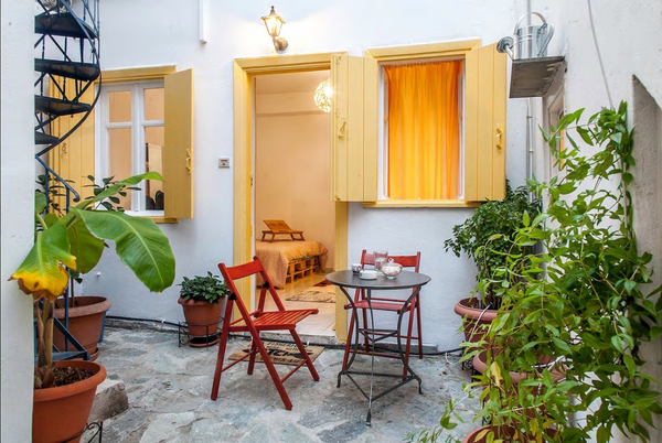 This ground floor sunny, inner-city newly renovated comfy apartment with beautif GR Perfect Studio@historic center-great neighborhood Entire rental unit vacation rental 28396979