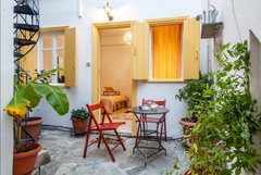 This ground floor sunny, inner-city newly renovated comfy apartment with beautif GR Perfect Studio@historic center-great neighborhood Entire rental unit vacation rental 28396979